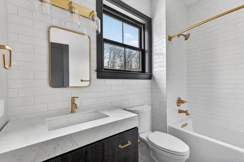 $925,000 | 16 Icehouse Drive, Saugerties, NY 12477