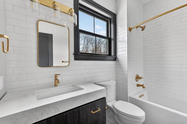 $925,000 | 16 Icehouse Drive, Saugerties, NY 12477