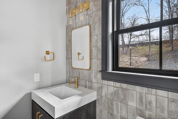 $925,000 | 16 Icehouse Drive, Saugerties, NY 12477