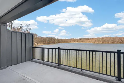 $925,000 | 16 Icehouse Drive, Saugerties, NY 12477