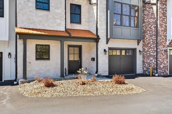 $925,000 | 16 Icehouse Drive, Saugerties, NY 12477