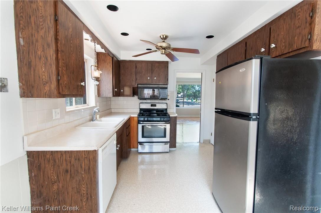 24844 Ridgecroft Avenue Eastpointe, MI 48021 - Photo 8 of 37 RidgecroftAve_24844_Kitchen_01.jpg