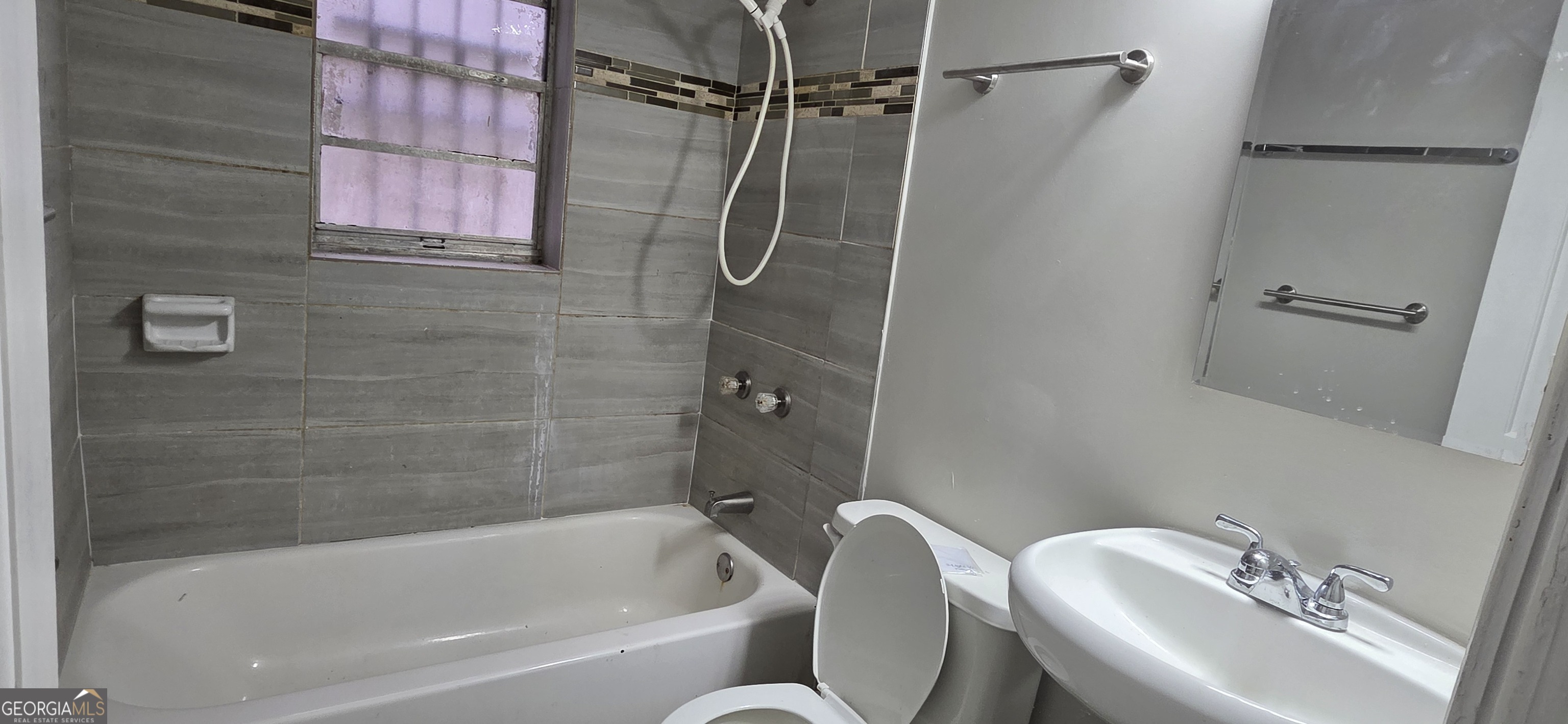 449 Charter Oak Drive Southwest Atlanta, GA 30331 - Photo 13 of 15 2ndary full bathroom