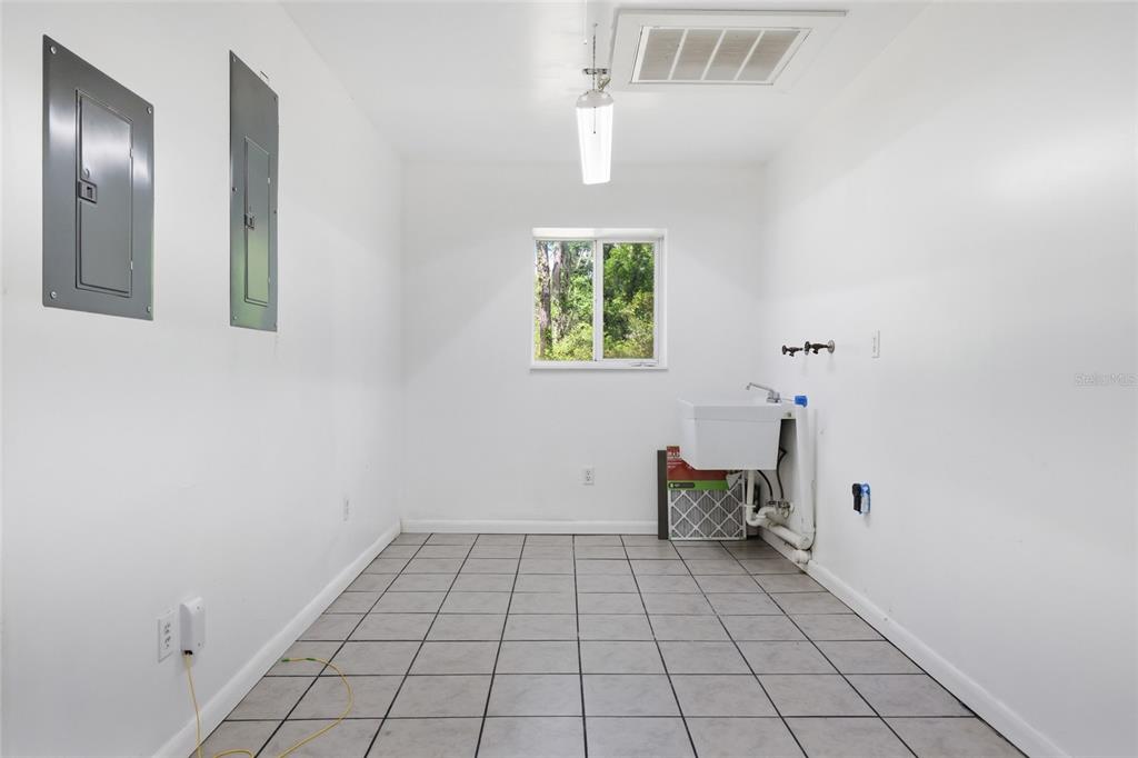 401 Southeast Falcon Road Branford, FL 32008 - Photo 55 of 76 a view of an empty room with a window