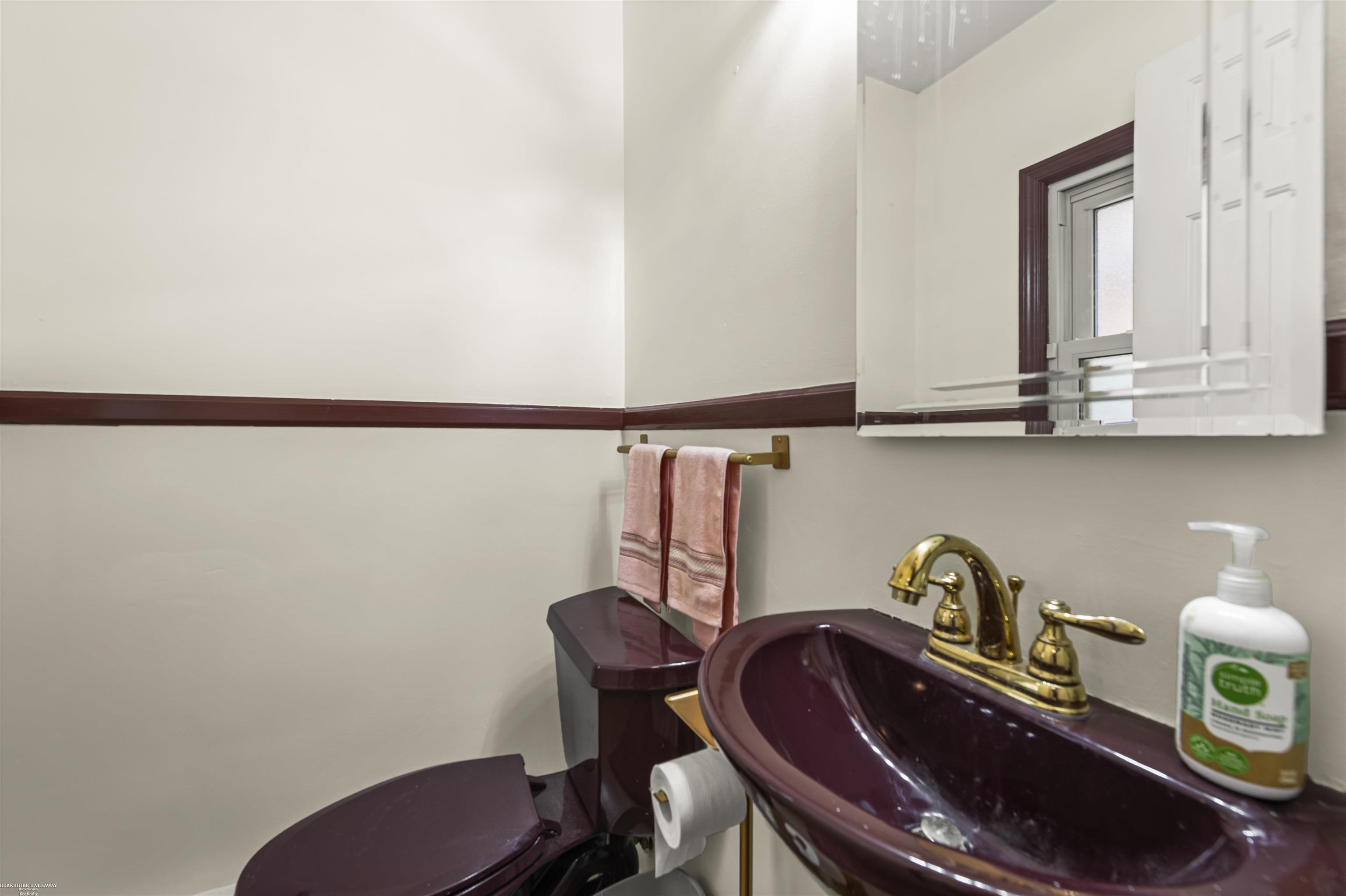 1597 Newcastle Road Grosse Pointe, MI 48236 - Photo 12 of 31 50192074-1f576cbb-b5e4-4f65-b671-3248c8c434ad.JPG