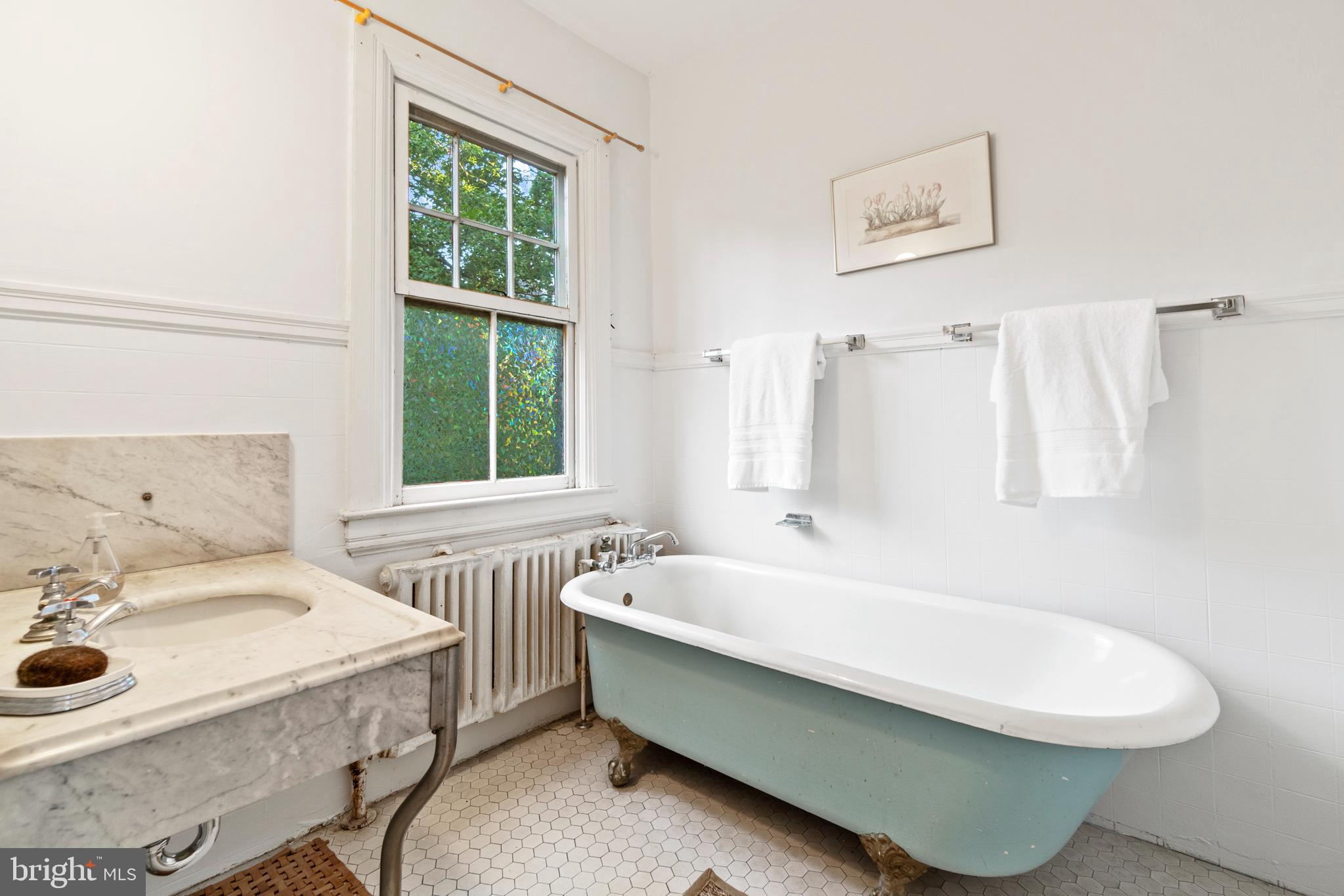 317 Hawthorn Road Baltimore, MD 21210 - Photo 31 of 59 Second floor full bath with large soaking tub