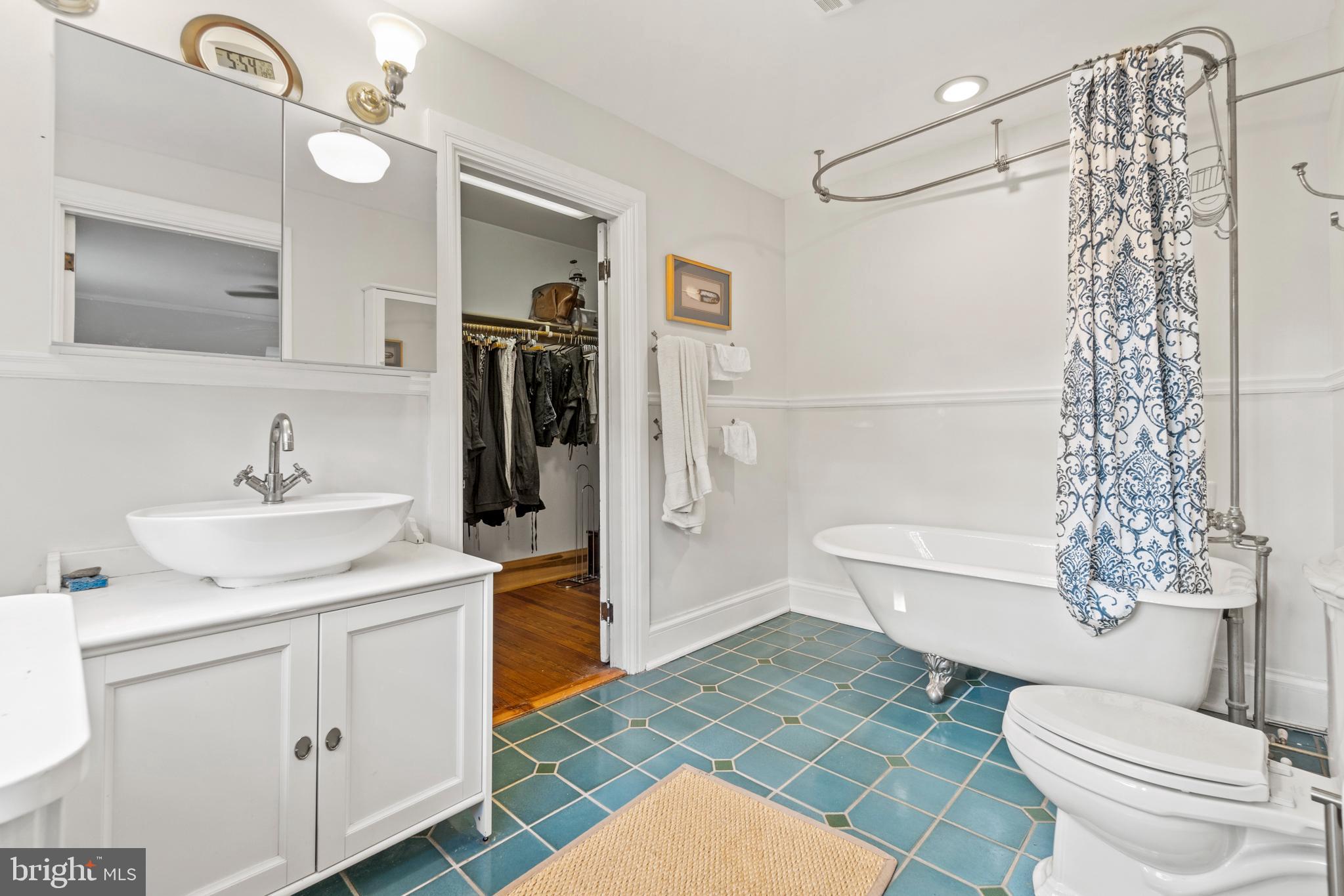 317 Hawthorn Road Baltimore, MD 21210 - Photo 34 of 59 Second floor full bath with large soaking tub
