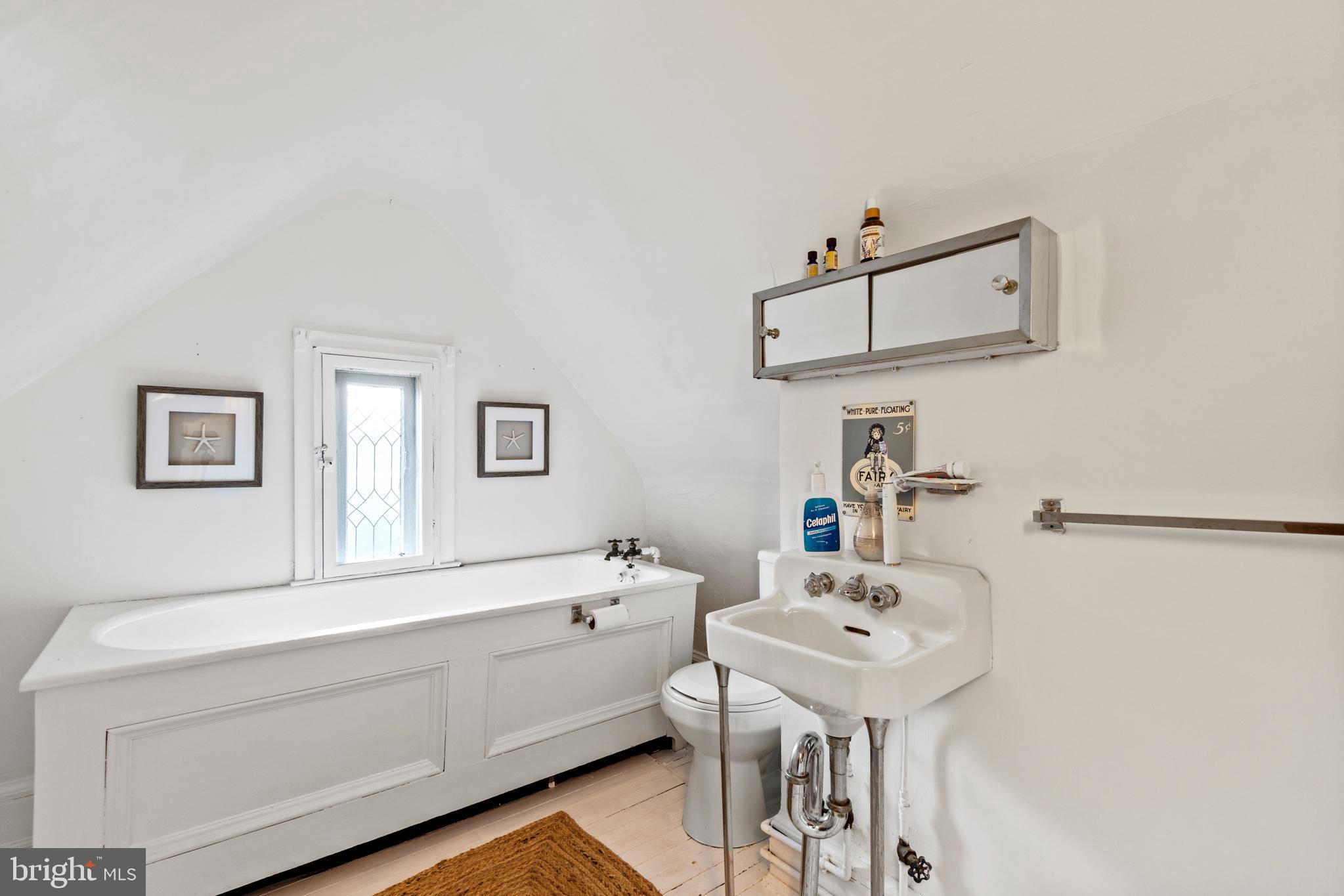 317 Hawthorn Road Baltimore, MD 21210 - Photo 42 of 59 Third floor bath