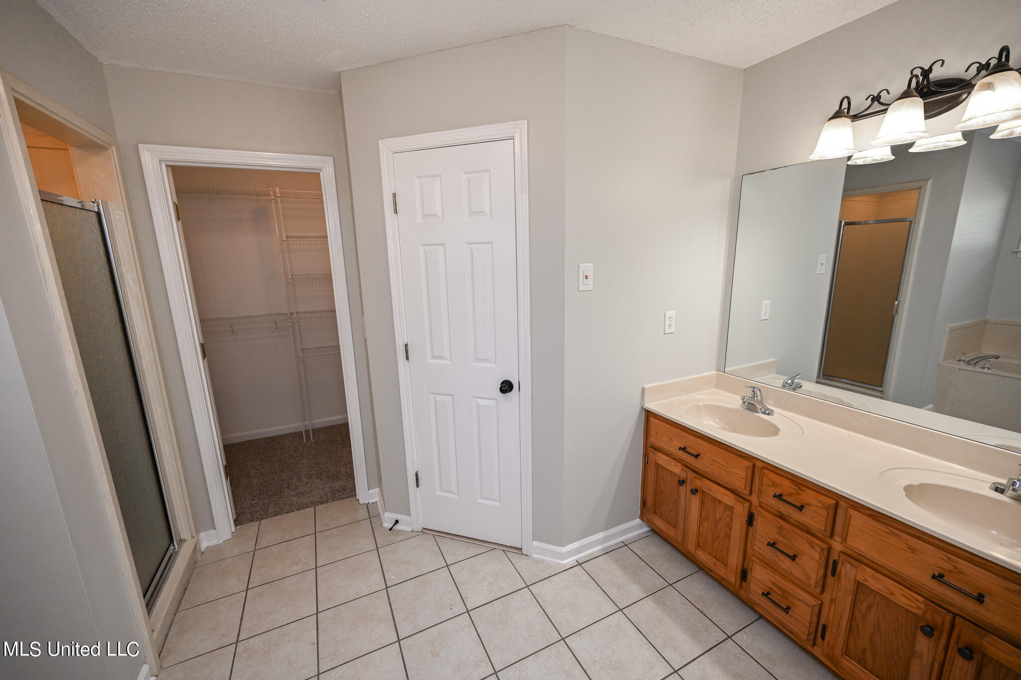 8860 Bell Ridge Drive Olive Branch, MS 38654 - Photo 23 of 36 Primary Bathroom