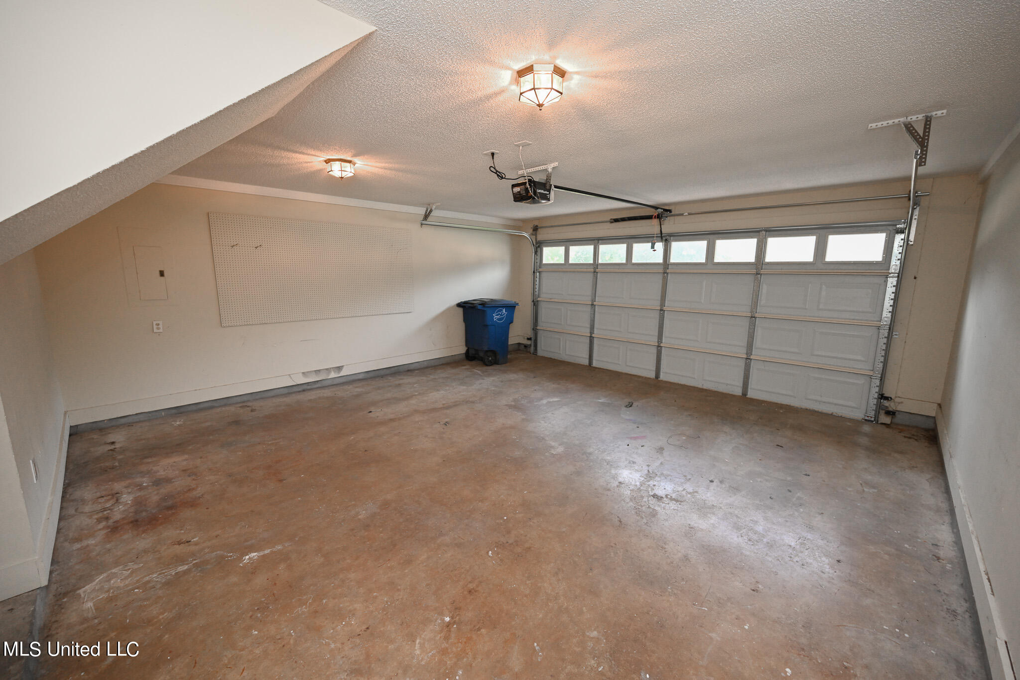 8860 Bell Ridge Drive Olive Branch, MS 38654 - Photo 31 of 36 2 Car Garage