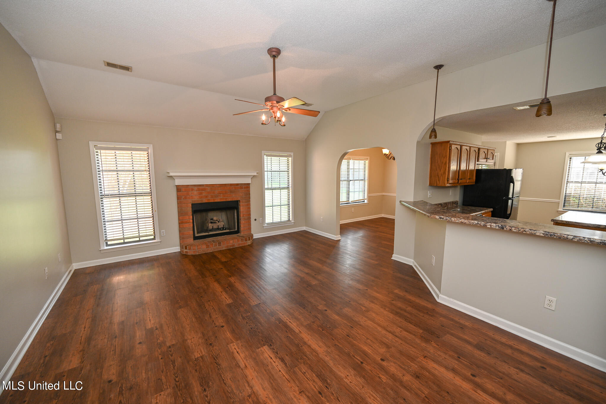 8860 Bell Ridge Drive Olive Branch, MS 38654 - Photo 5 of 36 Living Room