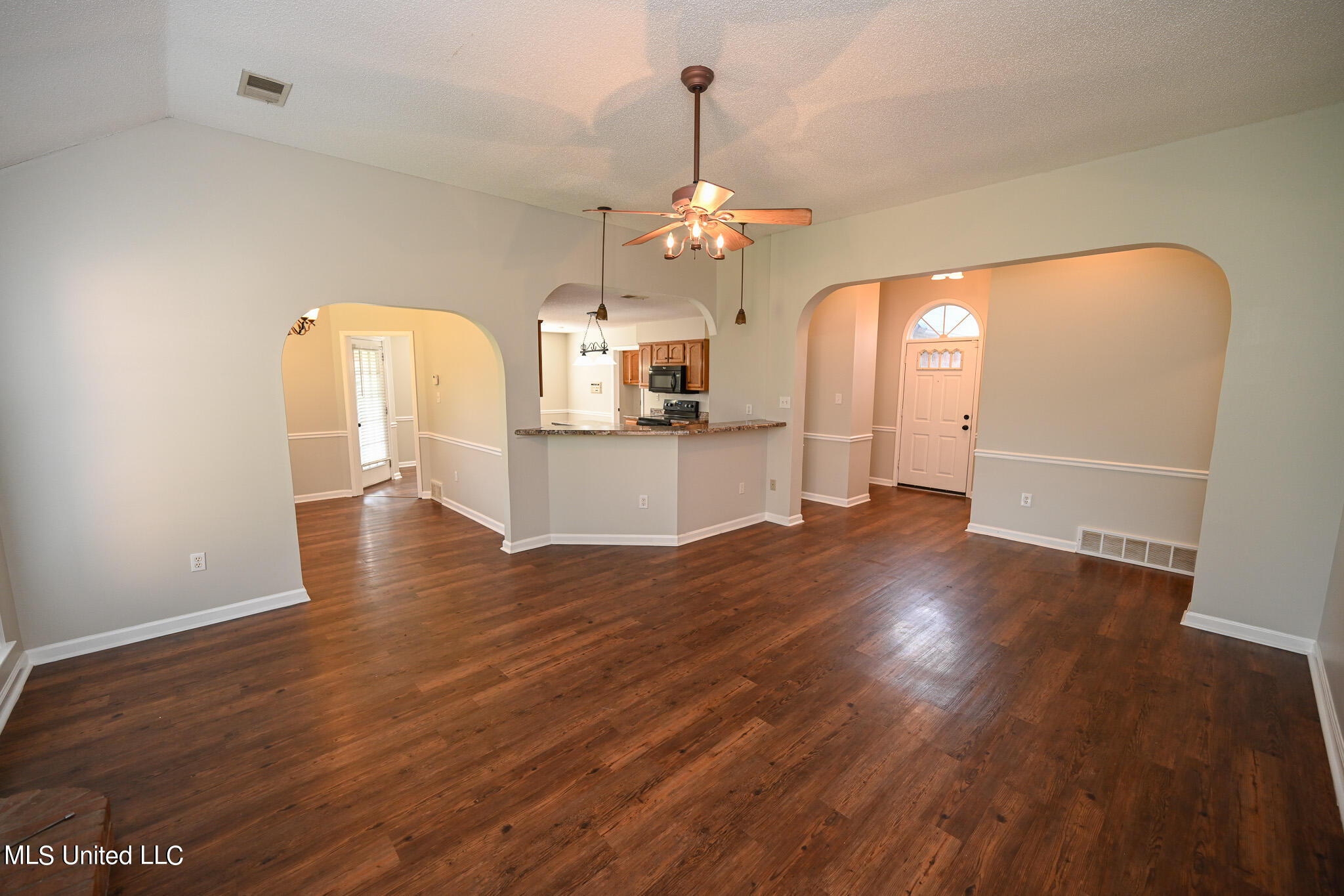 8860 Bell Ridge Drive Olive Branch, MS 38654 - Photo 7 of 36 Living Room