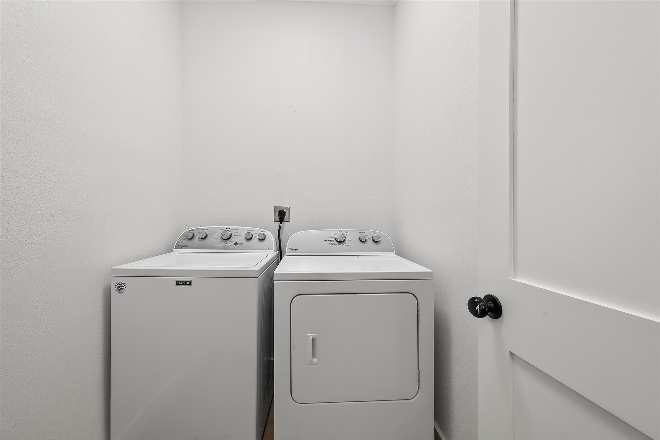 2202 Hutchins Street, Unit B Houston, TX 77003 - Photo 20 of 30 a utility room with dryer and washer