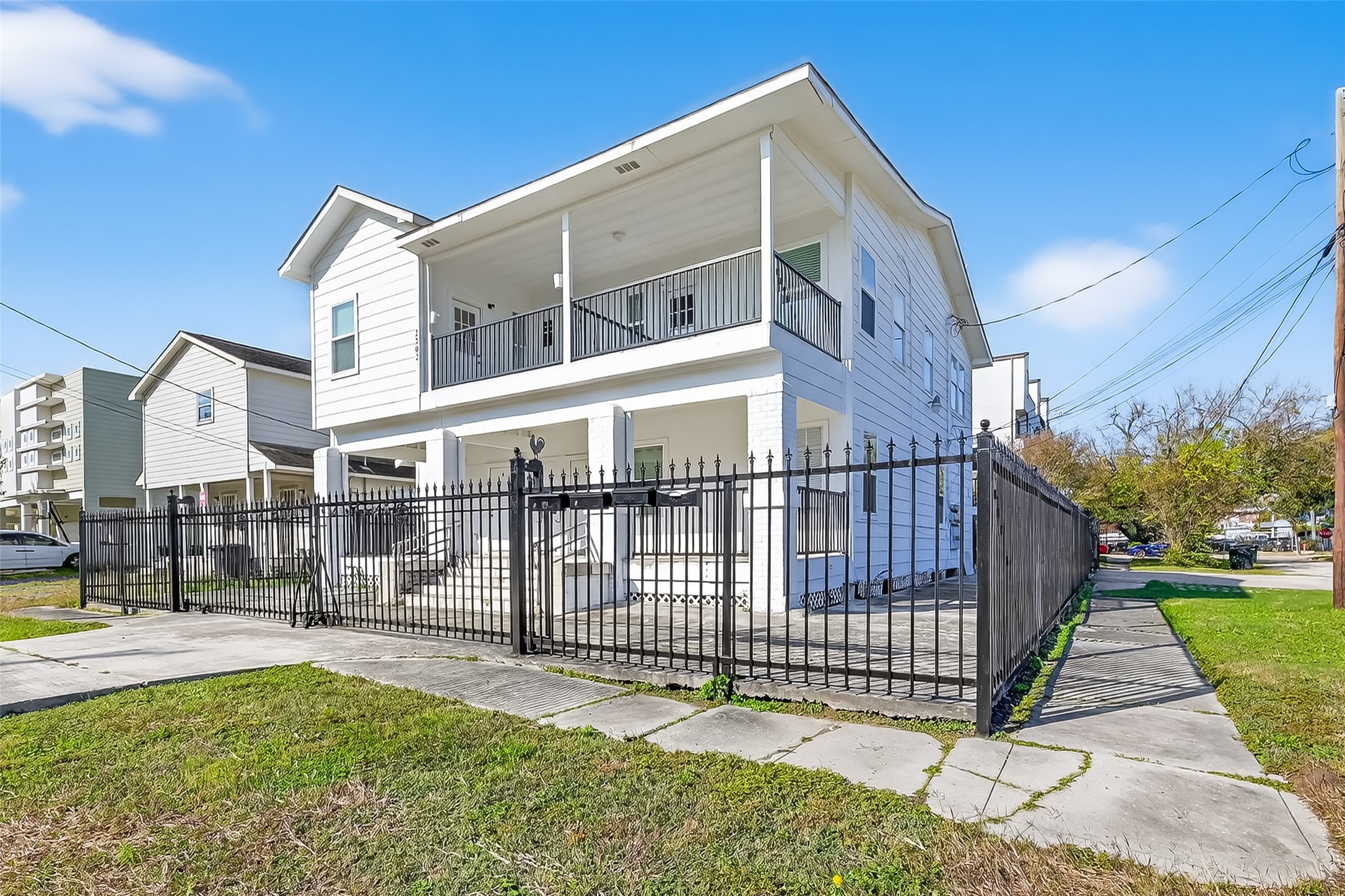 2202 Hutchins Street, Unit B Houston, TX 77003 - Photo 25 of 30 a view of a building with a small yard