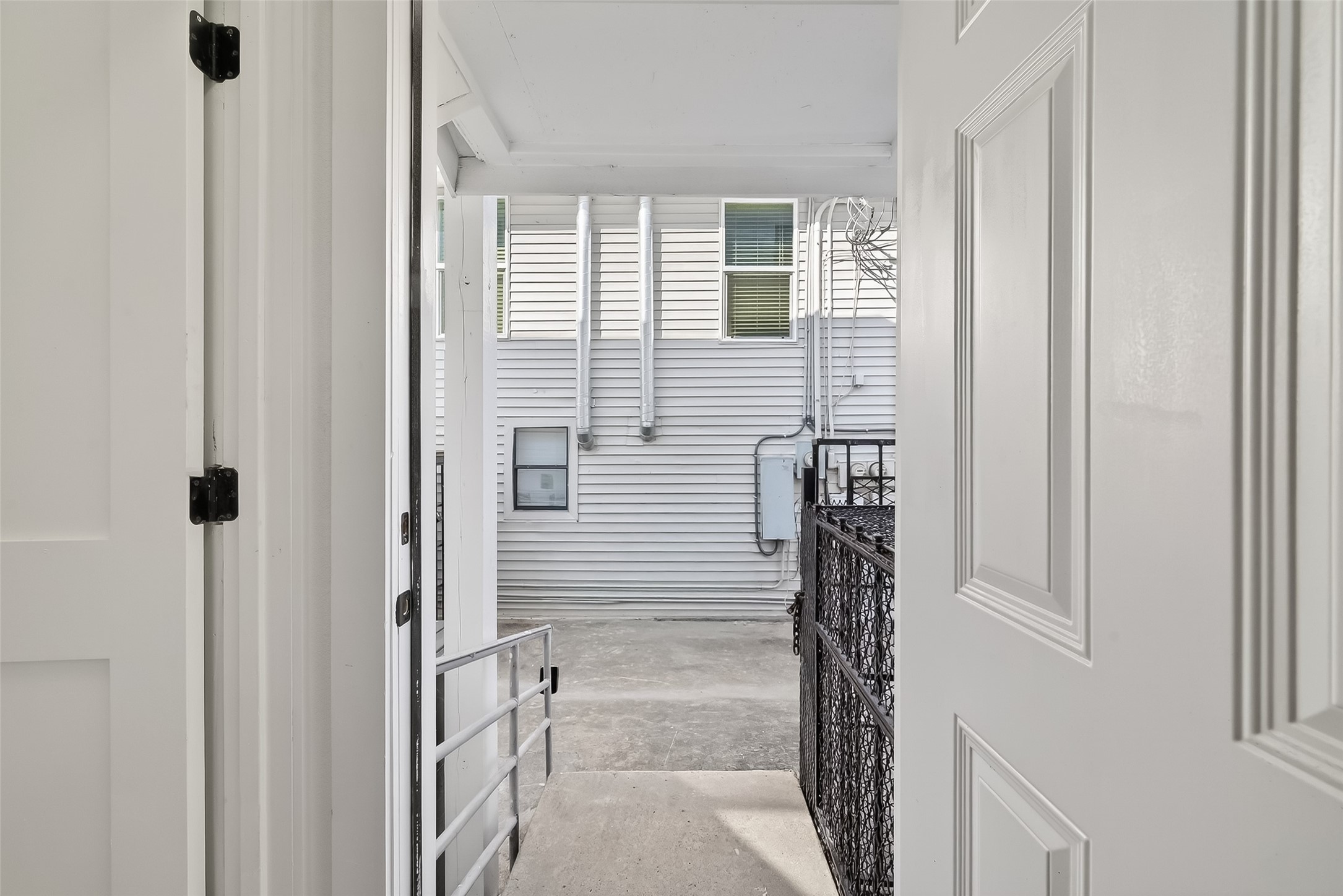 2202 Hutchins Street, Unit B Houston, TX 77003 - Photo 27 of 35 Rear Entry