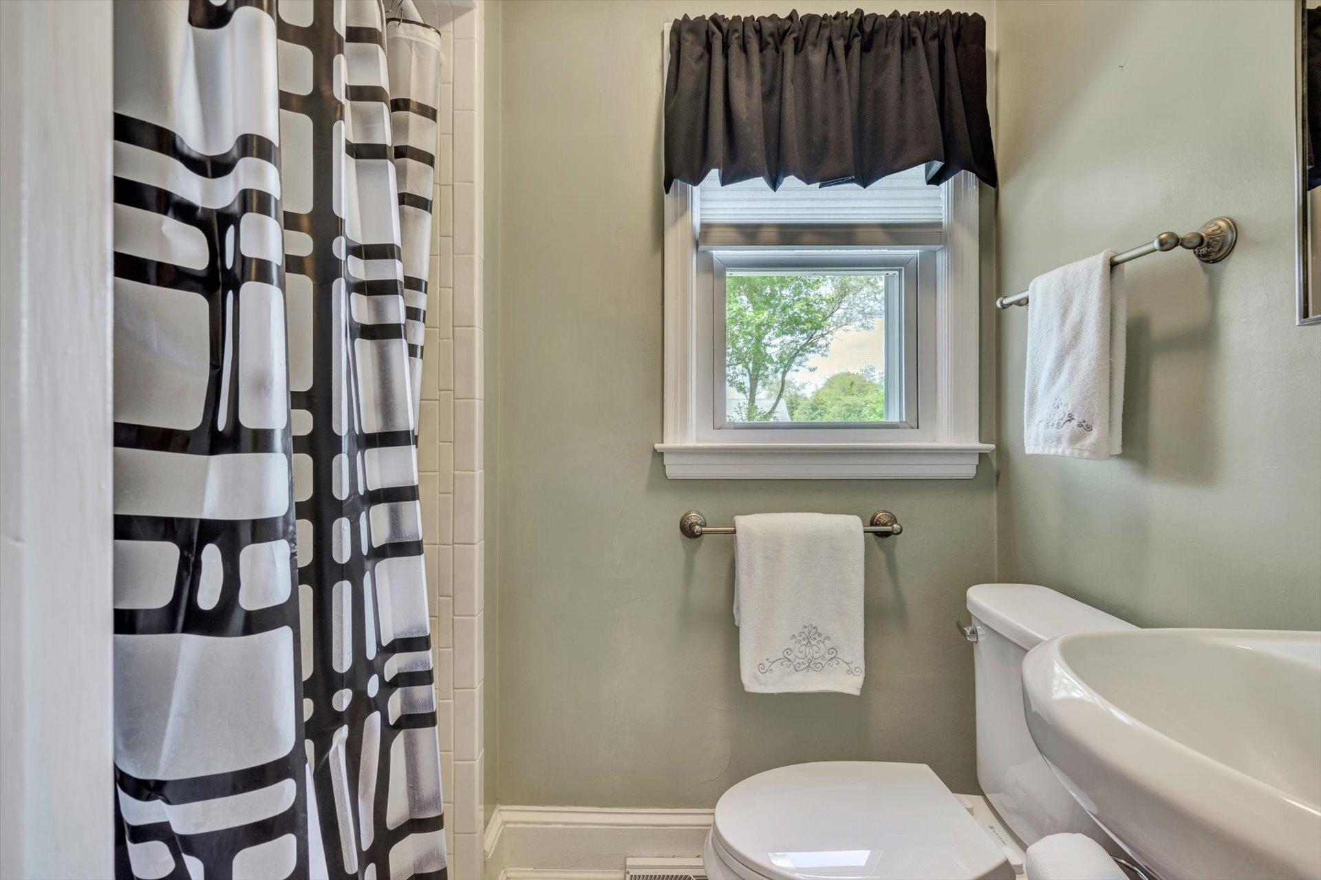 6044 Cove Road Roanoke, VA 24019 - Photo 13 of 67 a bathroom with a toilet and a sink
