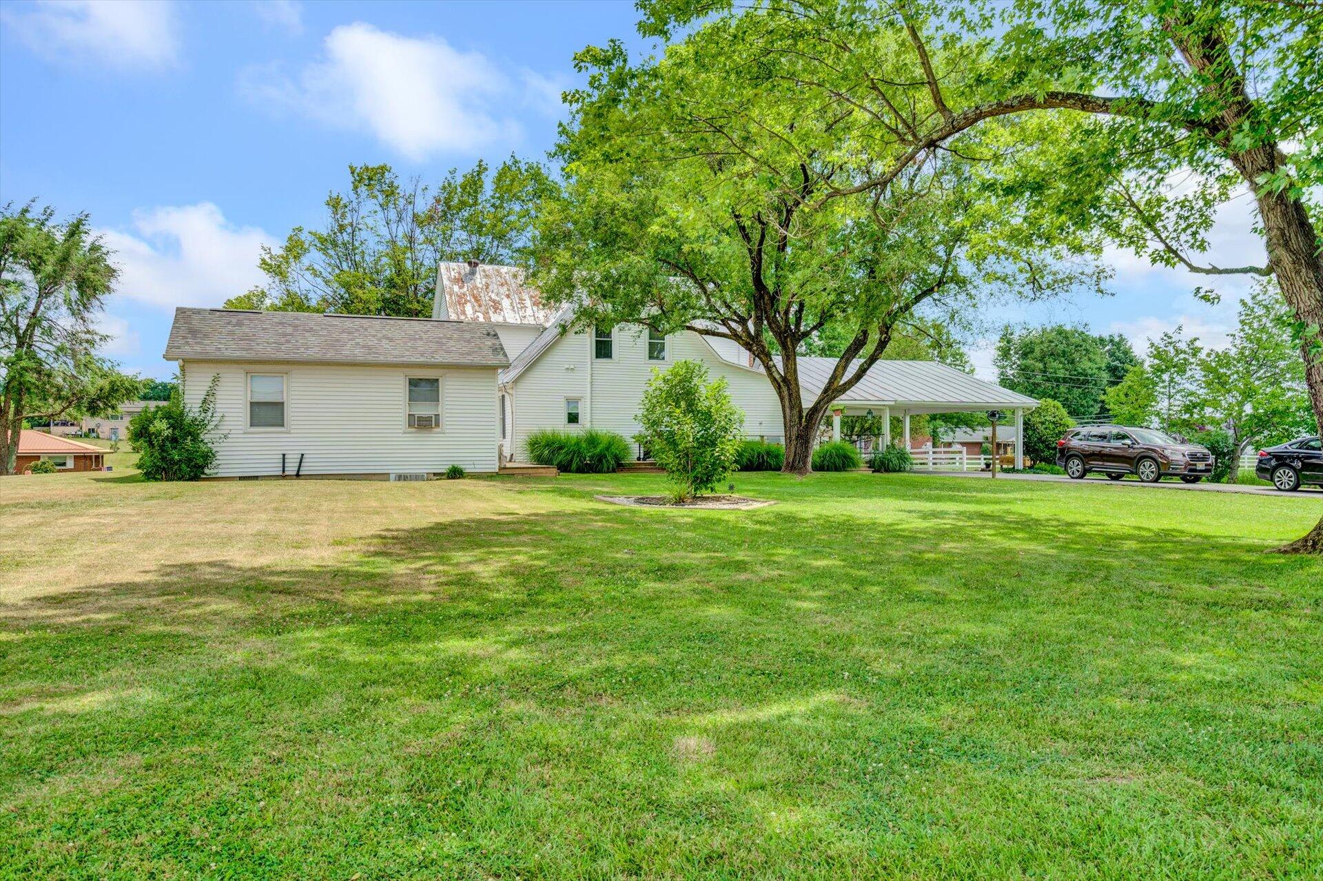 6044 Cove Road Roanoke, VA 24019 - Photo 34 of 67 a house with garden in front of it