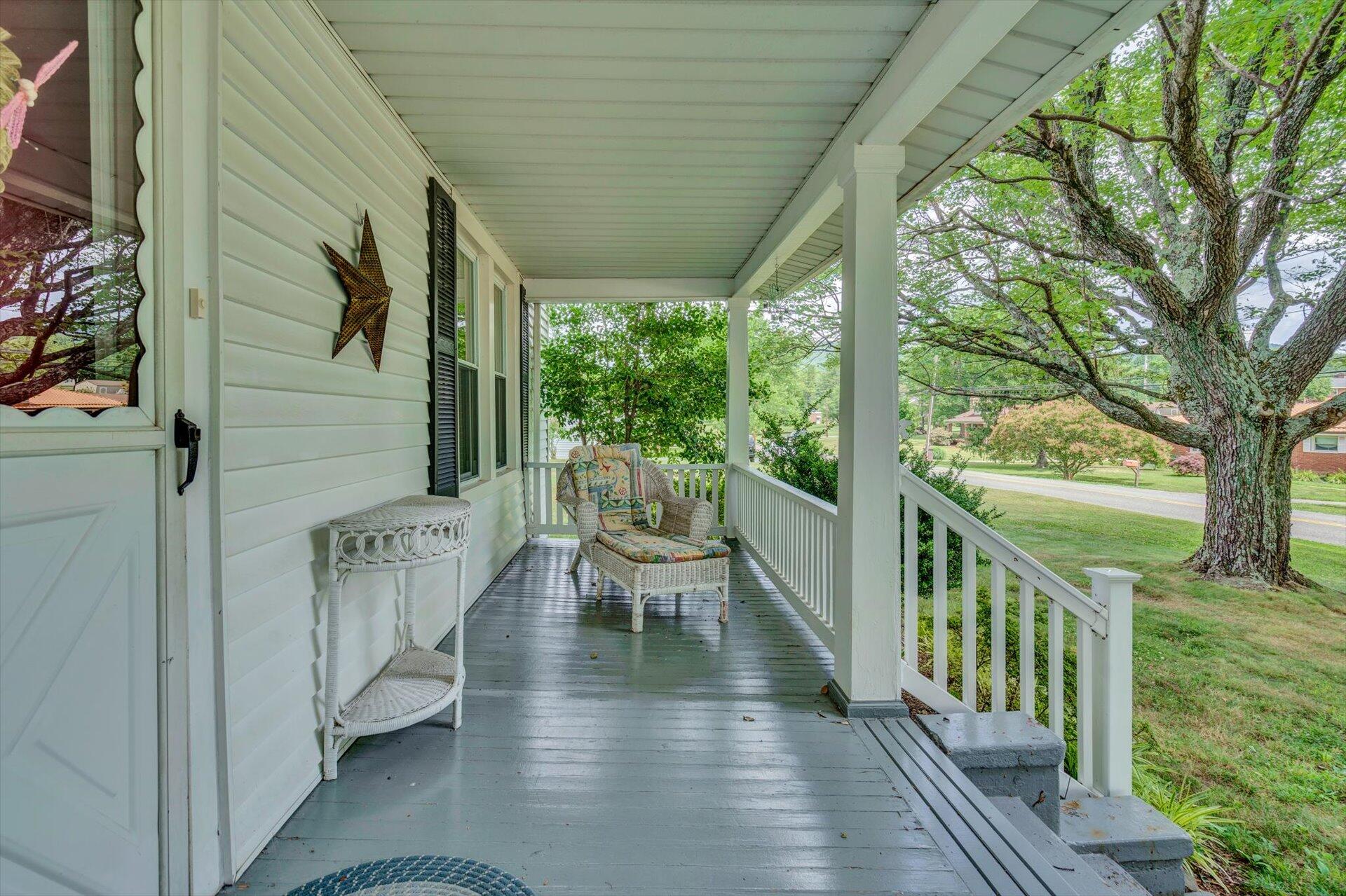 6044 Cove Road Roanoke, VA 24019 - Photo 5 of 67 05-SHOWS GREAT-50