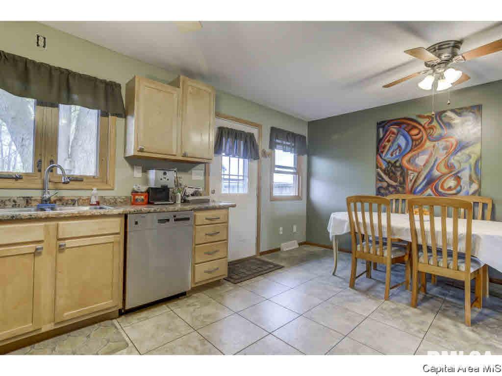 7803 North Pawnee Road Pawnee, IL 62558 - Photo 8 of 31