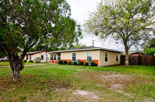 a view of a house with a yard
