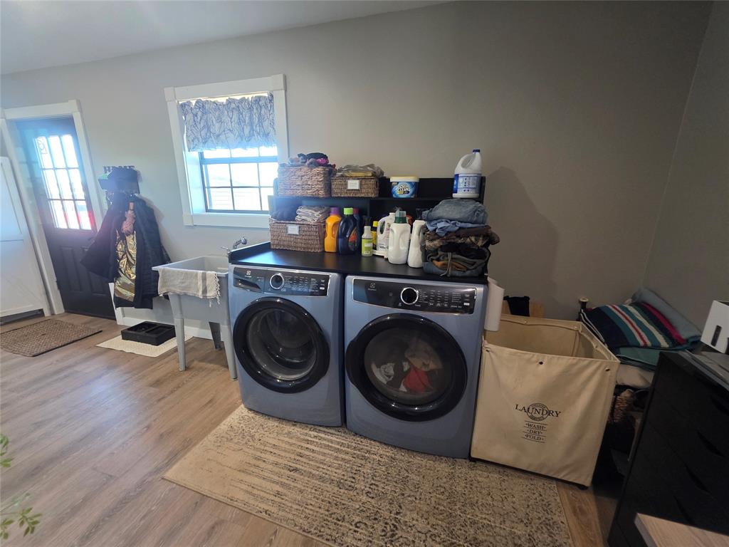 1225 R R G Loop Olney, TX 76374 - Photo 19 of 40 a bed room with furniture and a window