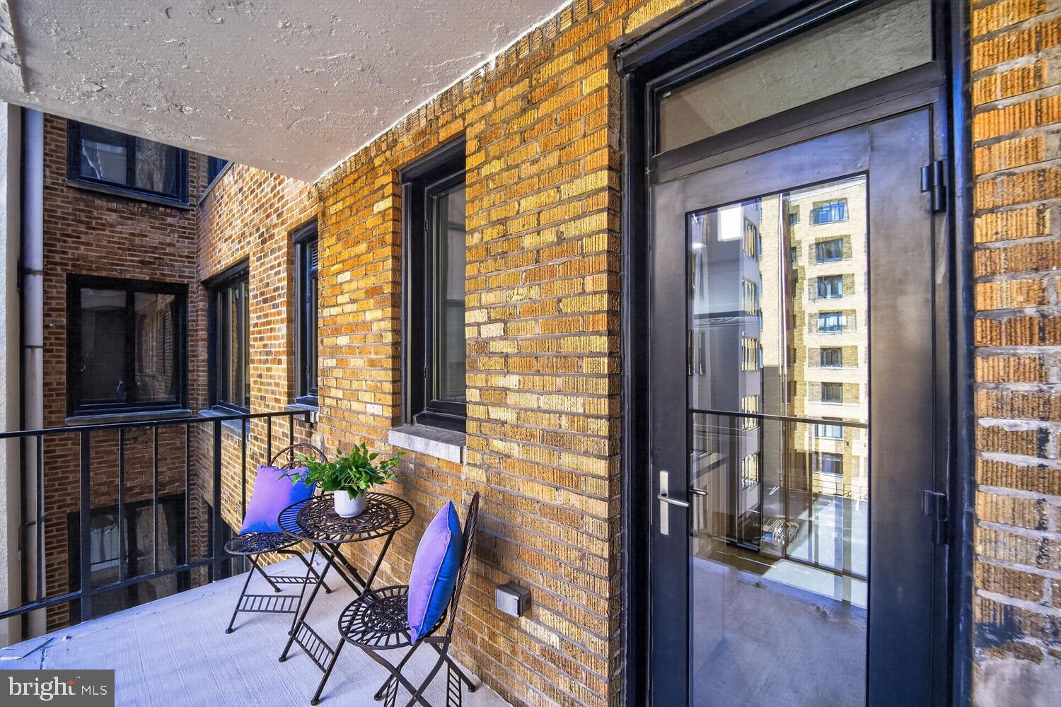 1701 16th Street Northwest, Unit 440 Washington, DC 20009 - Photo 15 of 31 a porch area with table and chairs