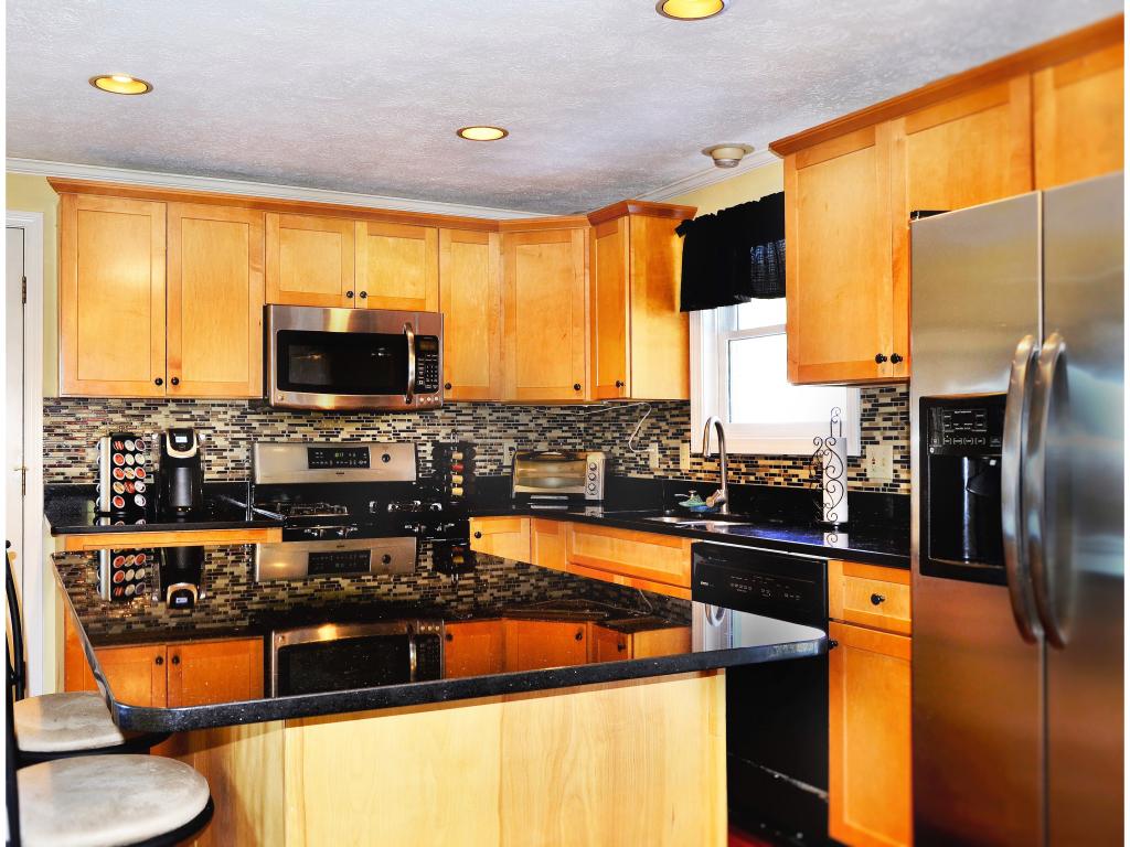 104 Robert Hall Road Manchester, NH 03103 - Photo 8 of 26