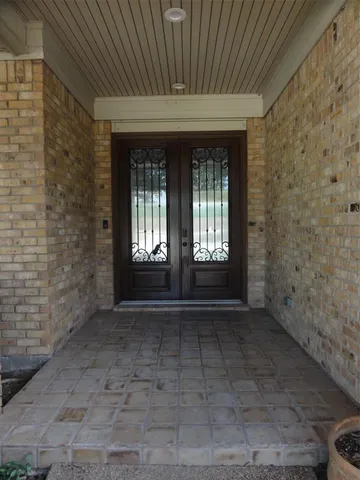 a view of a livingroom with a ceiling fan and window