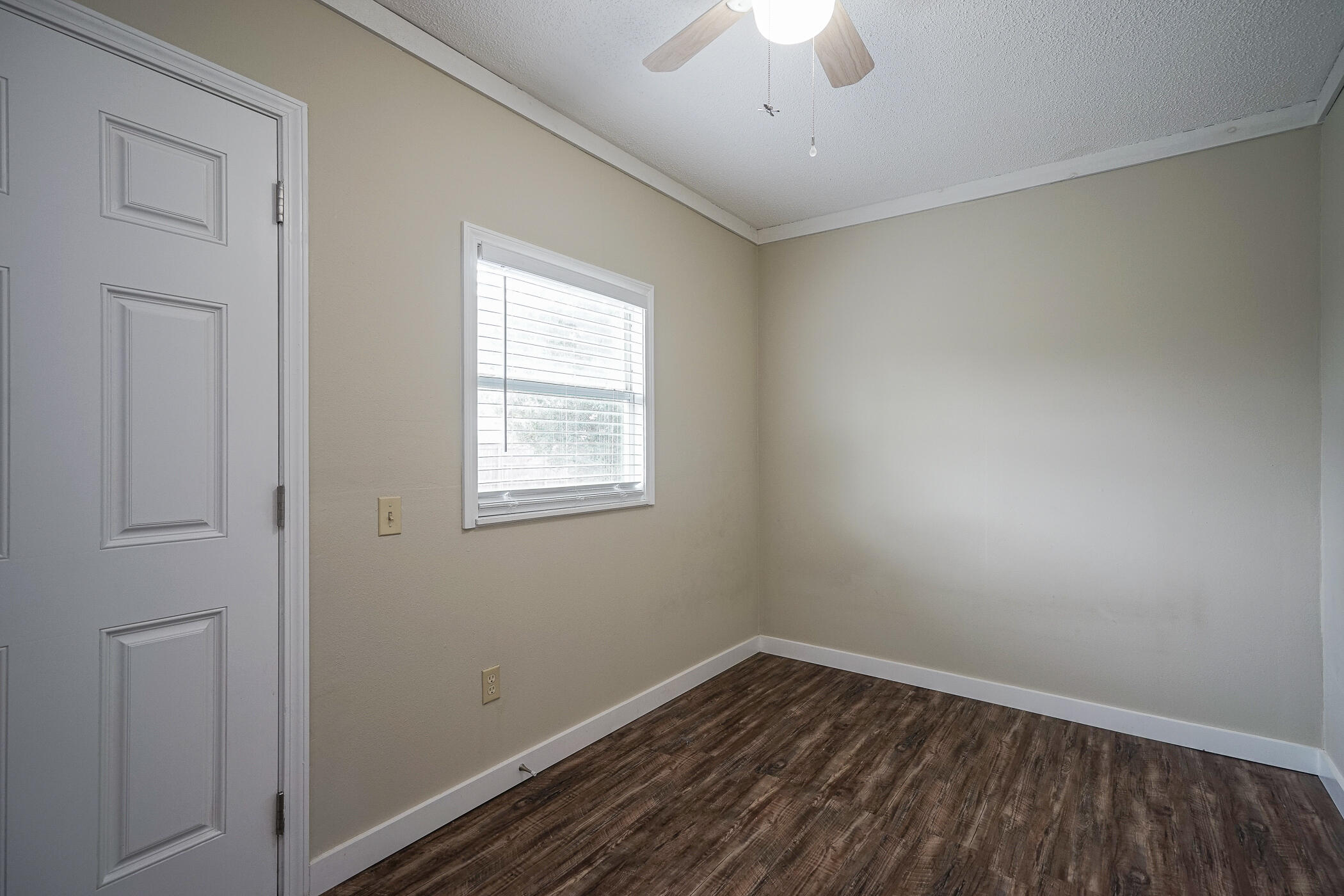 16 Court Drive Destin, FL 32541 - Photo 17 of 50 an empty room with a window