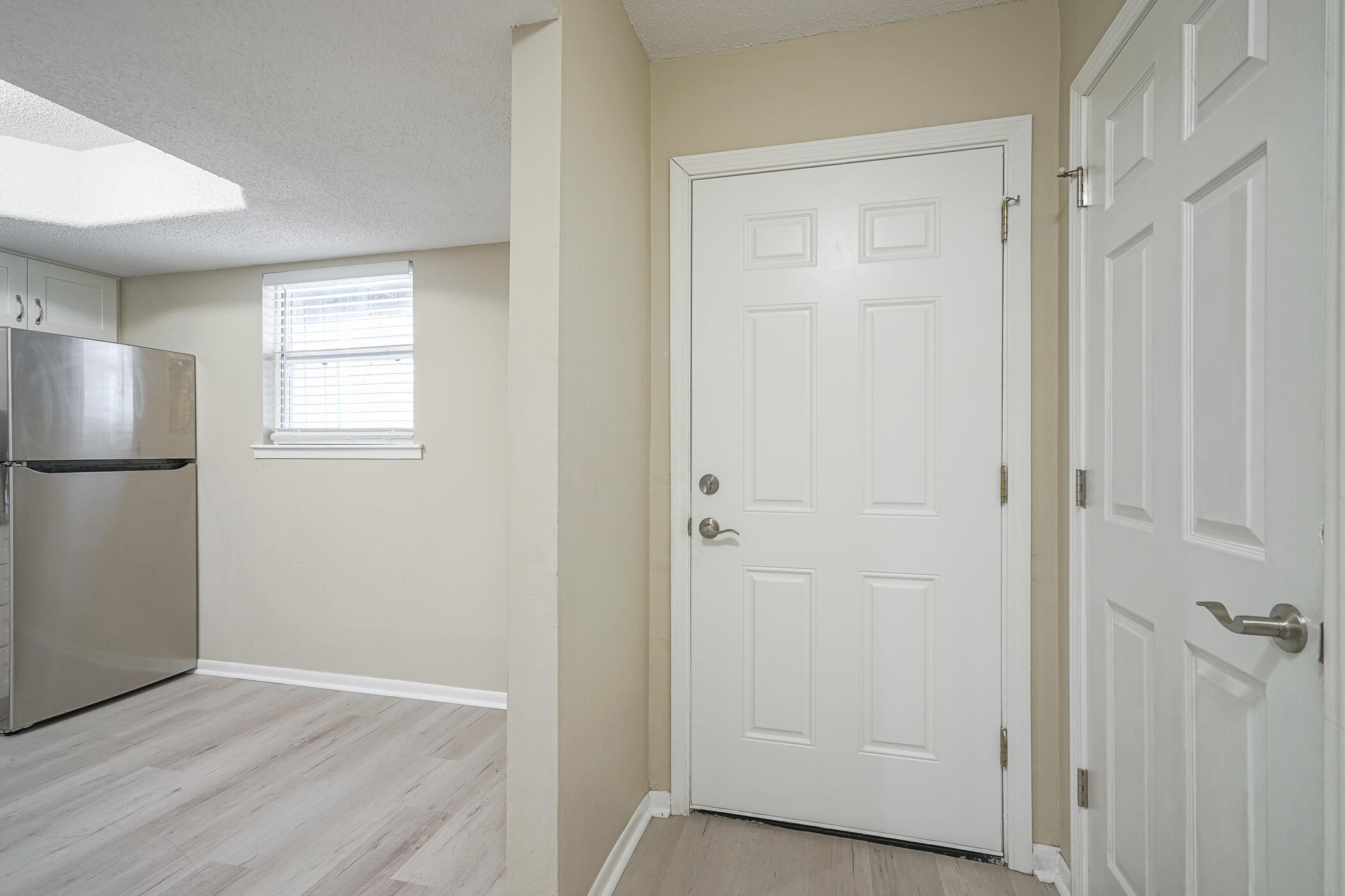16 Court Drive Destin, FL 32541 - Photo 3 of 50 an empty room with closet and a hallway