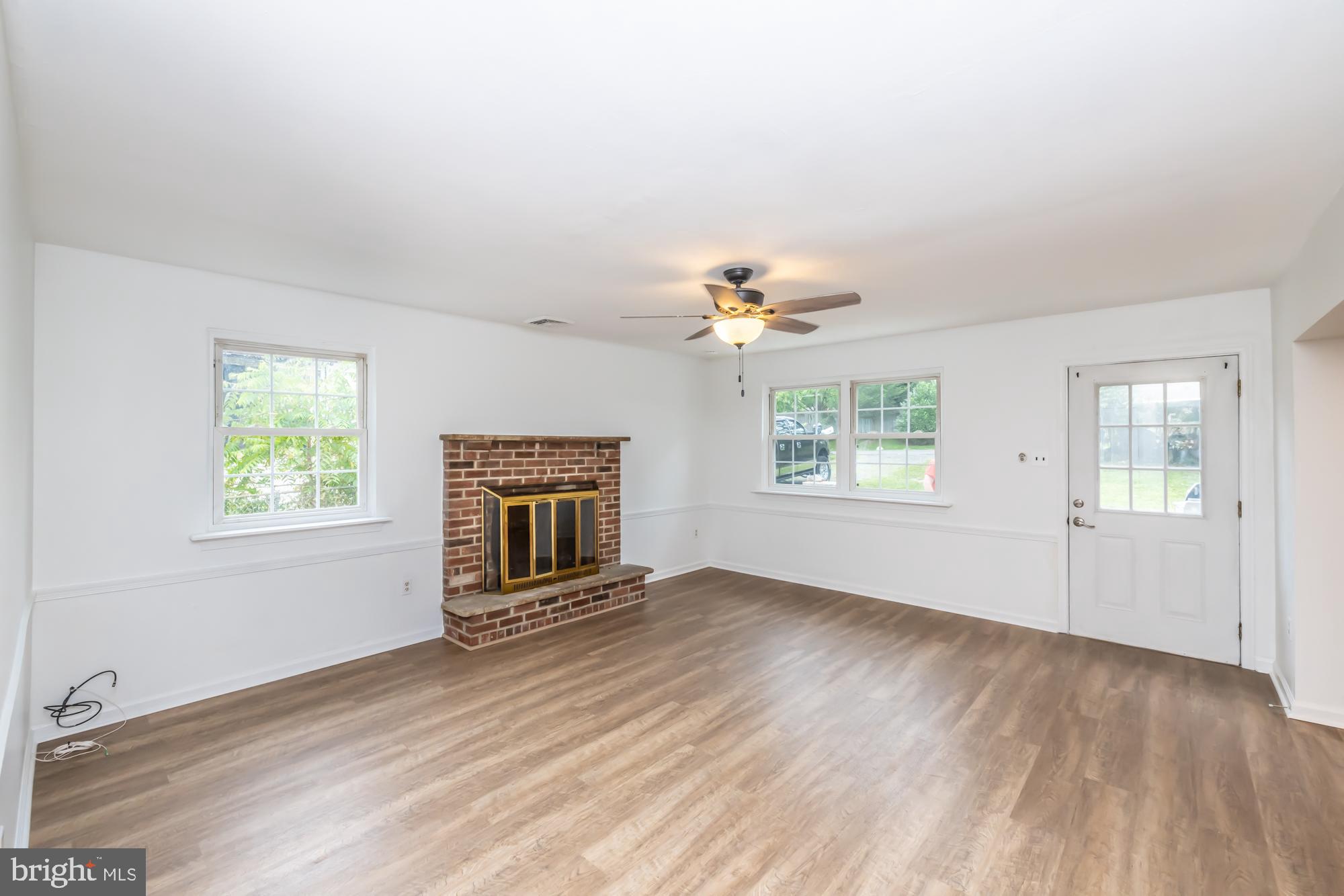 405 Edgewood Avenue Horsham, PA 19044 - Photo 11 of 32 Sunny Great Room