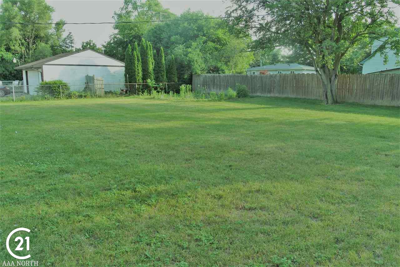 2410 Melvin Avenue Rochester, MI 48307 - Photo 22 of 25 Large Fenced in Backyard