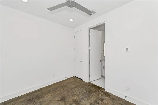 an empty room with a ceiling fan and closet