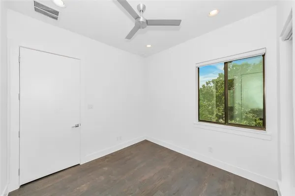 a view of entryway with a front door