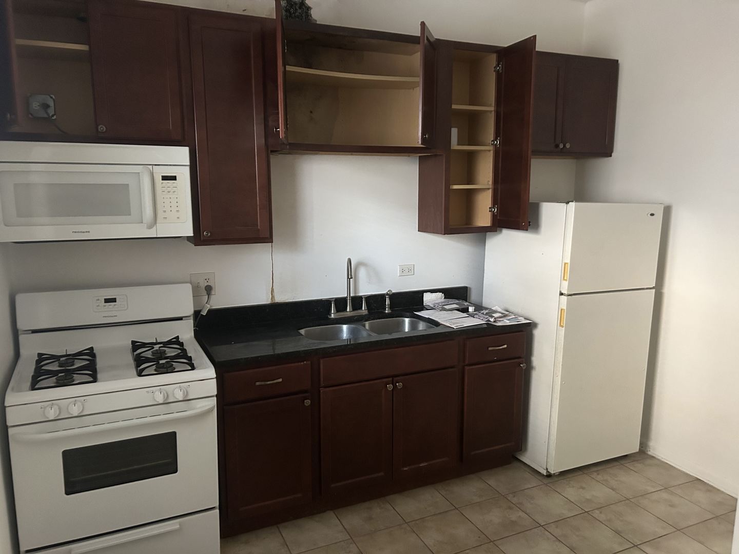 1106 West Polk Street Chicago, IL 60607 - Photo 5 of 13 a kitchen with a stove and a refrigerator