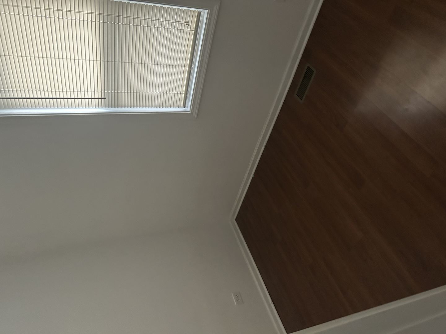 1106 West Polk Street Chicago, IL 60607 - Photo 6 of 13 a view of a windows in an empty room