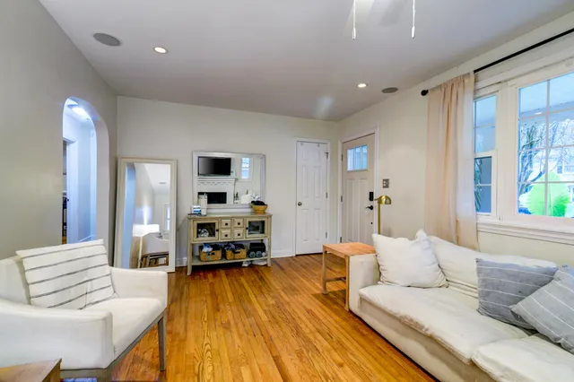 $2,900 | 218 Live Oak Avenue, Charleston, SC 29407