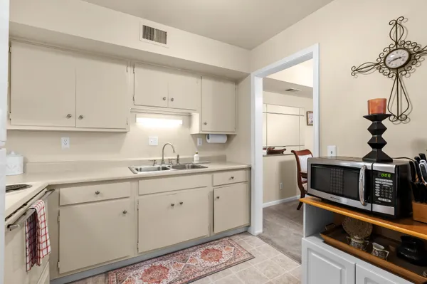 $112,500 | 742 West Kilgore Road, Unit 307, Kalamazoo, MI 49008
