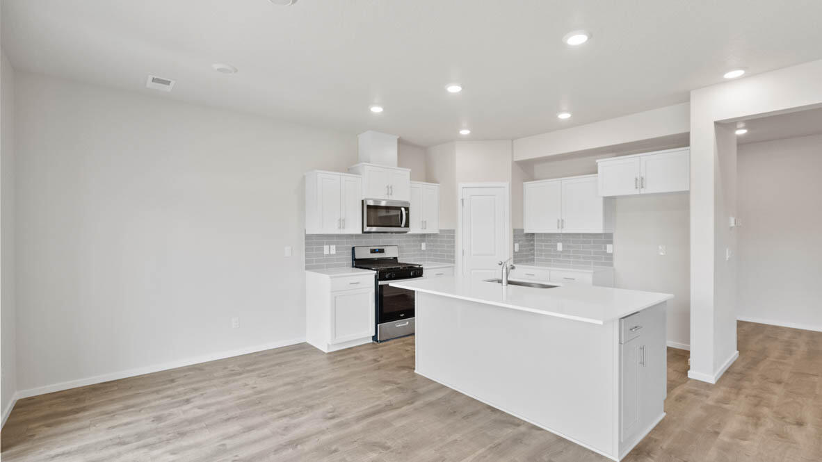 61148 Southeast Splendor Lane Bend, OR 97702 - Photo 6 of 26 006 kitchen