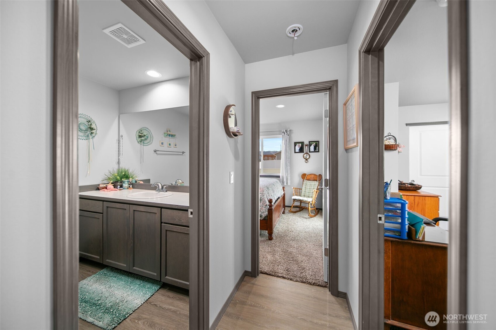 2314 Southeast Marlette Road East Wenatchee, WA 98802 - Photo 14 of 29 a view of a hallway and bathroom