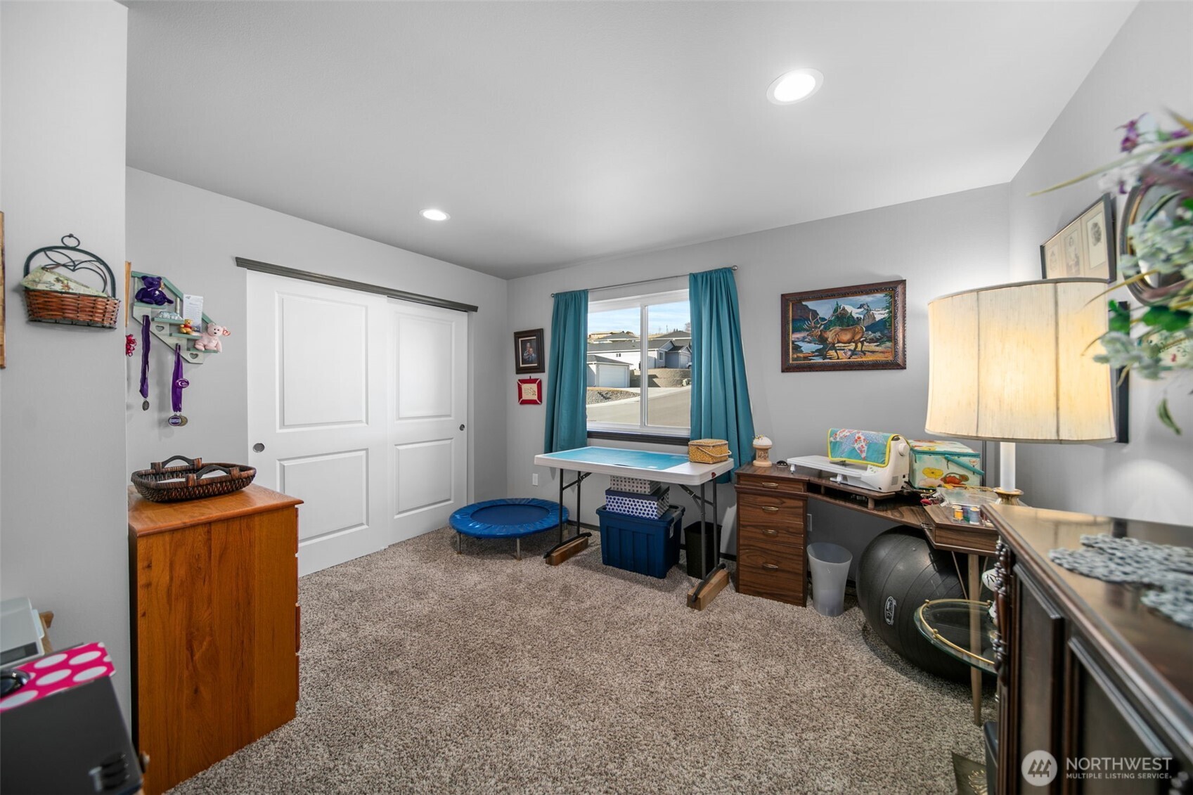2314 Southeast Marlette Road East Wenatchee, WA 98802 - Photo 20 of 27 a view of a livingroom with workspace and a window