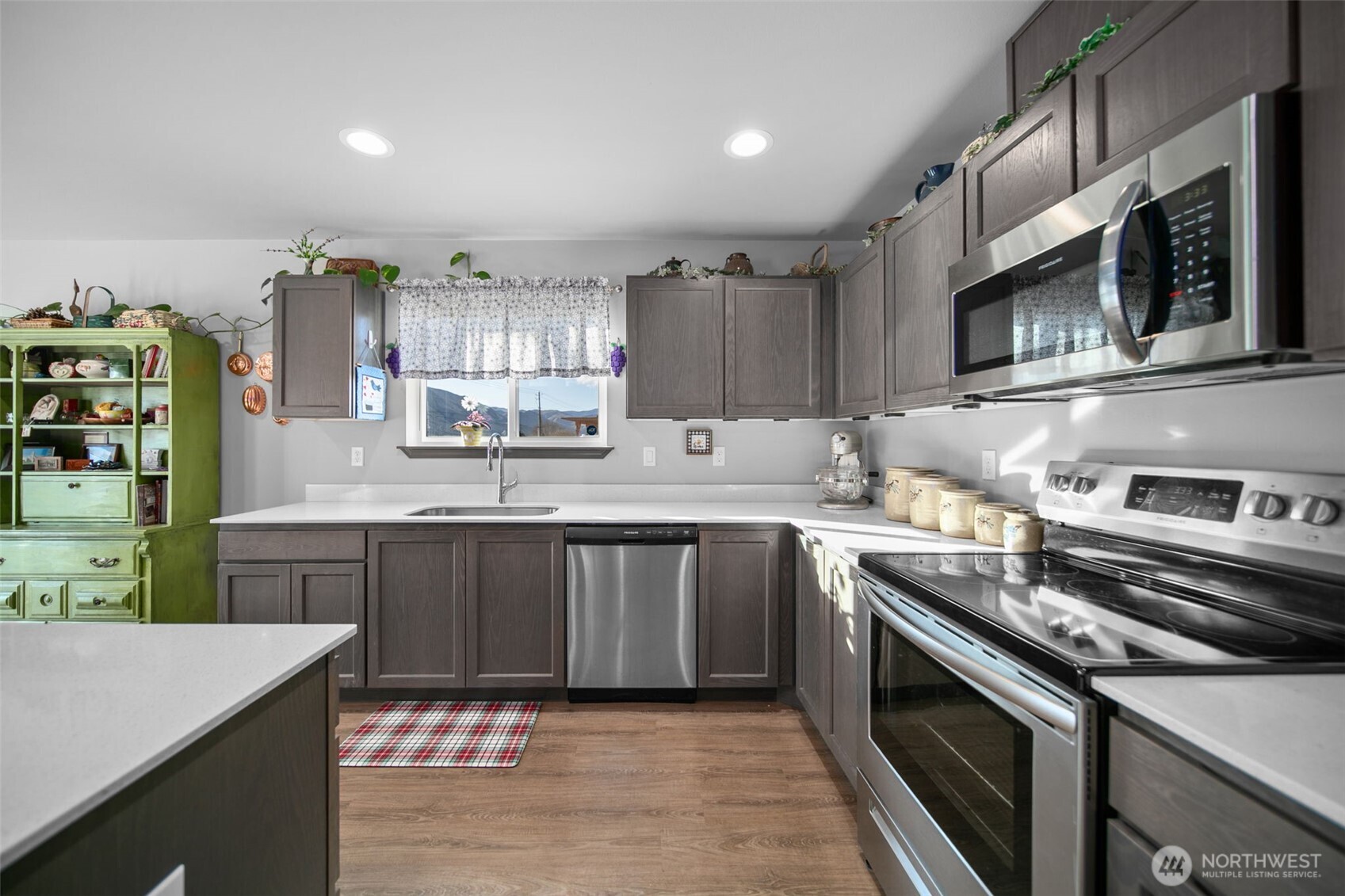 2314 Southeast Marlette Road East Wenatchee, WA 98802 - Photo 5 of 27 a kitchen with stainless steel appliances granite countertop a sink stove and cabinets