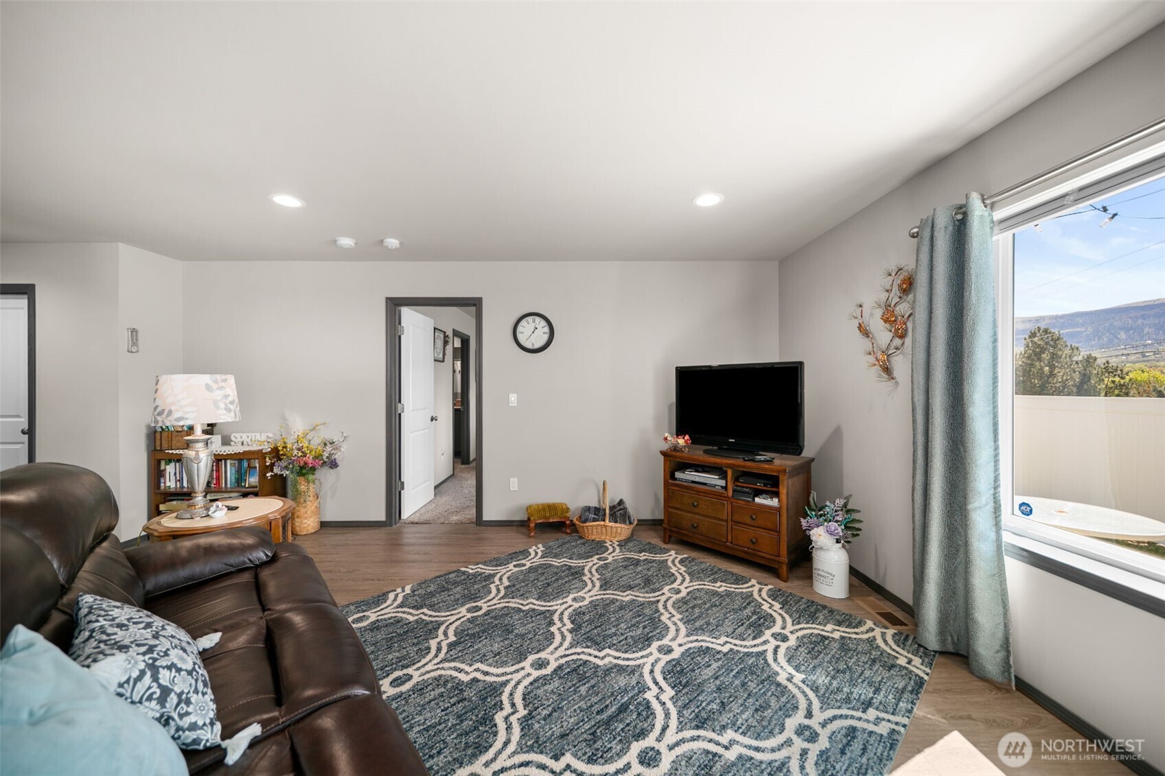 2314 Southeast Marlette Road East Wenatchee, WA 98802 - Photo 8 of 29 a living room with furniture and a flat screen tv