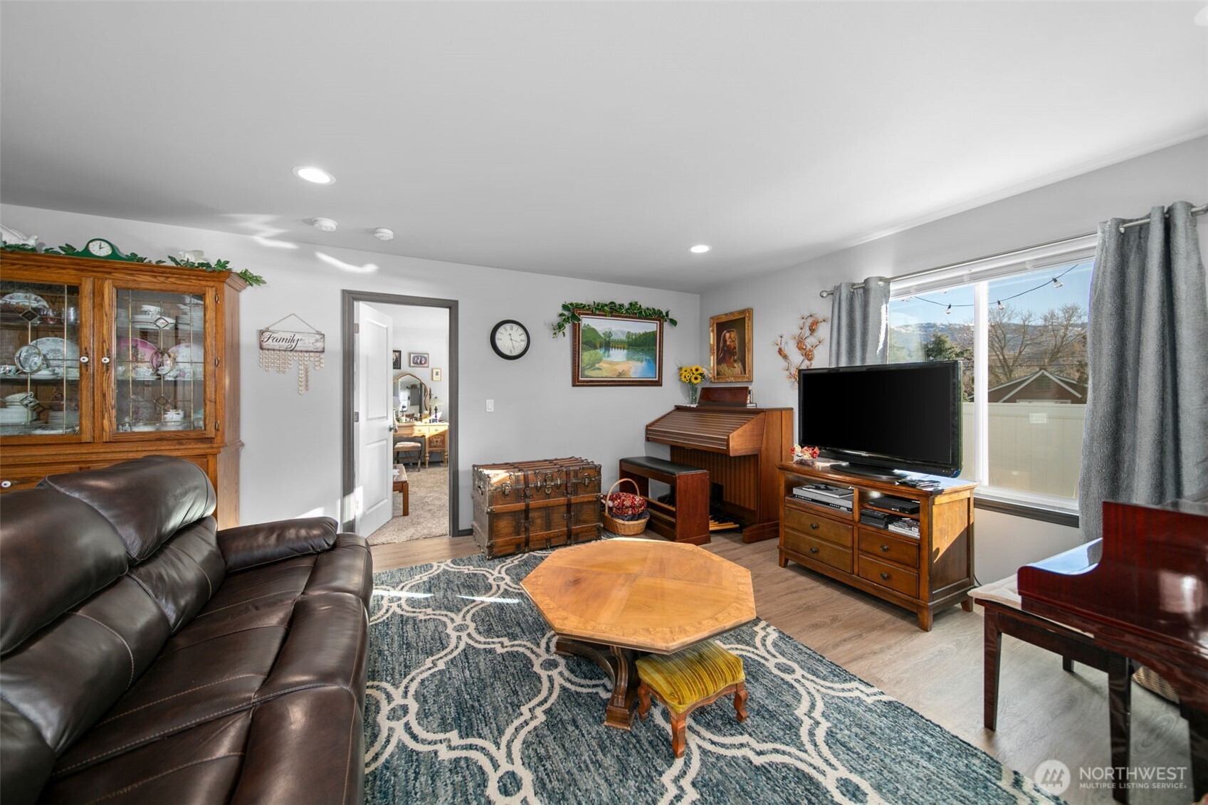 2314 Southeast Marlette Road East Wenatchee, WA 98802 - Photo 10 of 27 a living room with furniture and a flat screen tv