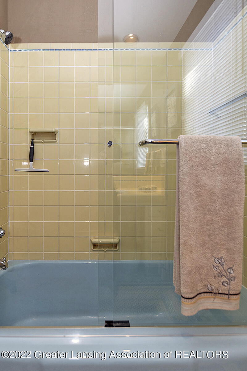 3016 South Cambridge Road Lansing, MI 48911 - Photo 13 of 37 2nd Full Bathroom