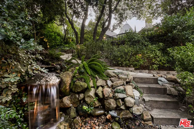 a view of an outdoor space