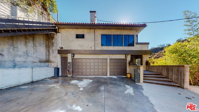 a view of an house with a outdoor space