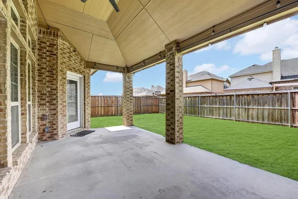 $539,900 | 127 Lake Trail Drive, Red Oak, TX 75154