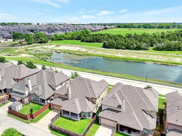 $539,900 | 127 Lake Trail Drive, Red Oak, TX 75154