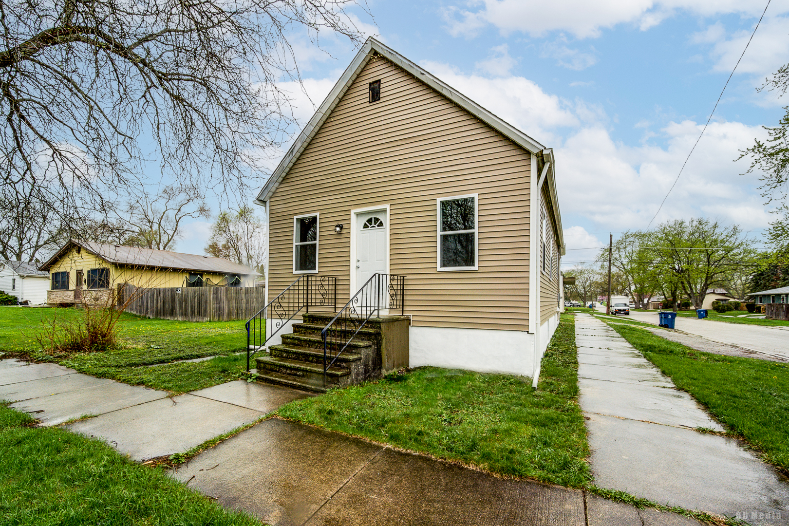 a view of a house with a yard